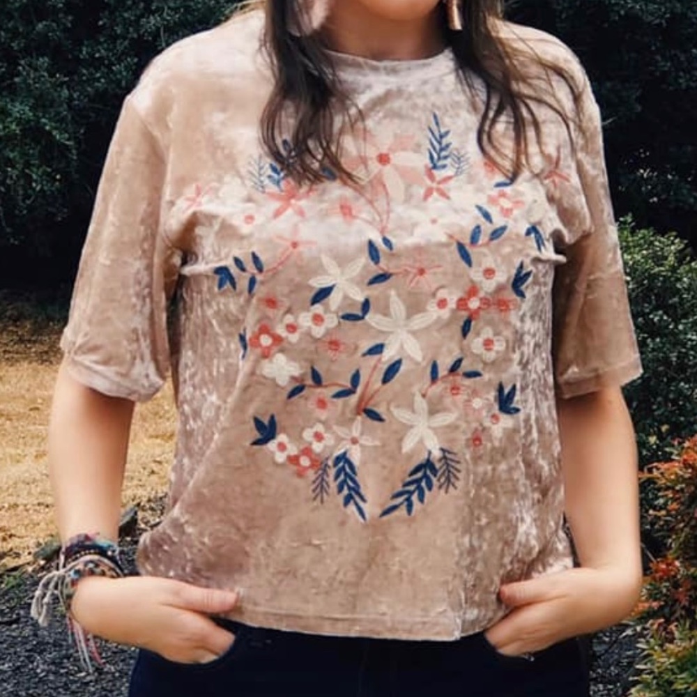 Beautiful embroidered top! Multiple sizes